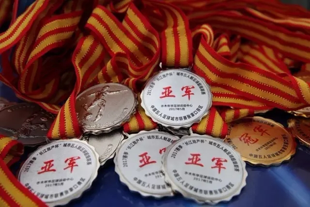 彭旭玮在亚运会上破纪录夺得200米仰泳金牌